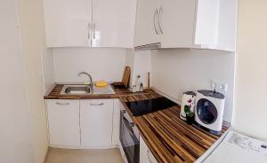 A kitchen or kitchenette at Apartament Viking