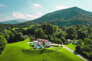 una vista aérea de una casa en un campo verde en Rifugio Pranolz, en Trichiana