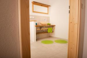 a bathroom with green mats on the floor at Ferienwohnung Glaserhäusl am Roßgarten in Schliersee