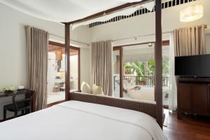 SALA Samui Choengmon Beach Resort tesisinde bir odada yatak veya yataklar