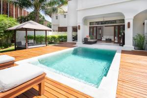 Bazén v ubytování SALA Samui Choengmon Beach Resort nebo v jeho okolí