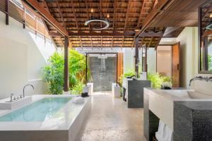 Koupelna v ubytování SALA Samui Choengmon Beach Resort
