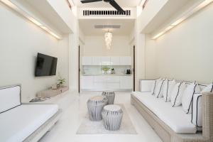 TV a/nebo společenská místnost v ubytování SALA Samui Choengmon Beach Resort
