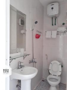 ein weißes Bad mit einem WC und einem Waschbecken in der Unterkunft 89 Hotel in Cao Bằng