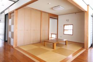 een kamer met een tafel in het midden bij ポンツーン in Ishigaki Island