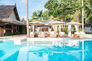 Bazén v ubytování SALA Samui Choengmon Beach Resort nebo v jeho okolí