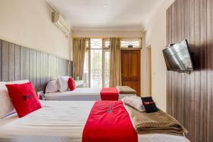 A bed or beds in a room at RedDoorz near UNTAG Surabaya