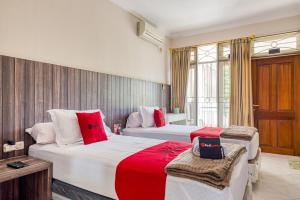 A bed or beds in a room at RedDoorz near UNTAG Surabaya