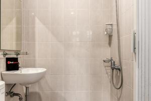 ein Badezimmer mit Waschbecken und Dusche in der Unterkunft RedDoorz near UNTAG Surabaya in Surabaya + 7 Fotos