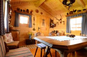 ein Esszimmer mit einem Tisch und Stühlen in einer Hütte in der Unterkunft Haus Magdalena in Abtenau