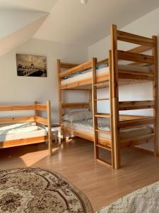 Poschodová posteľ alebo postele v izbe v ubytovaní Апартаменты