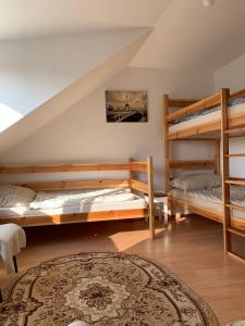 Poschodová posteľ alebo postele v izbe v ubytovaní Апартаменты