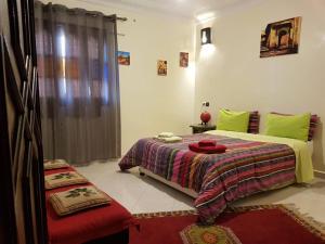 um quarto com 2 camas e uma janela em Zwina Appart: A Small, Cozy Family Nest em Marrakech