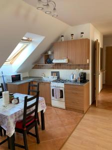 Kuchyňa alebo kuchynka v ubytovaní apartment