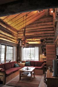 a living room with a couch and a table at Villa Tunturituuli in Kuusamo