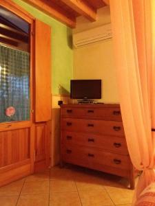 TV a/nebo společenská místnost v ubytování B&B Al Tramonto