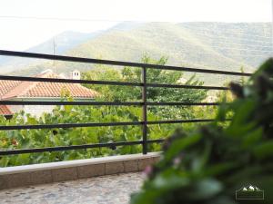 A general mountain view or a mountain view taken from Az apartmant