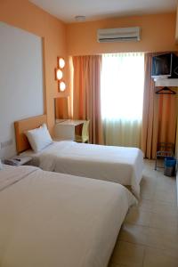 Habitación de hotel con 2 camas y ventana en YY38 Hotel, en Kuala Lumpur