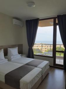Un dormitorio con una cama grande y una ventana grande en Vesta Riviera - Free Parking, en Golden Sands