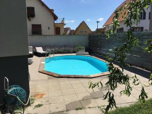 a swimming pool in the backyard of a house at LE PIED A TERRE SELESTADIEN in Sélestat