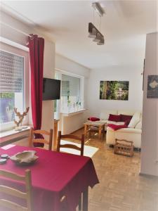 ein Wohnzimmer mit einem Tisch und einem Sofa in der Unterkunft Ferienhaus Adele in Bad Neuenahr-Ahrweiler
