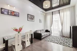 salon ze stołem i kanapą w obiekcie BV Apartments Black&White w Lwowie
