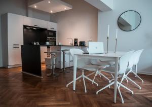 una cocina con mesa y sillas con ordenador portátil. en Smartflats - Stephanie en Bruselas