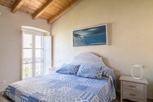 een slaapkamer met een bed en een groot raam bij I Delfini in Levanto