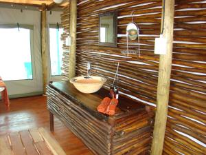 A bathroom at Muweti Bush Lodge