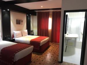 Un pat sau paturi într-o cameră la Hotel Al Khaima