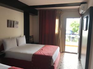 Un pat sau paturi într-o cameră la Hotel Al Khaima