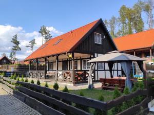 ZałakowoにあるTomaszówka - Domek na Kaszubachのオレンジの屋根の建物