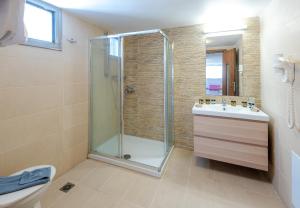 Koupelna v ubytování Triton Boutique Hotel