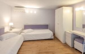 Postel nebo postele na pokoji v ubytování Triton Boutique Hotel