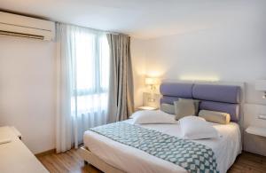 Postel nebo postele na pokoji v ubytování Triton Boutique Hotel