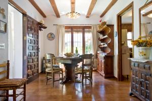 a dining room with a table and chairs at Casa Julieta in Jávea