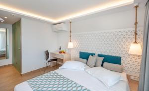 Postel nebo postele na pokoji v ubytování Triton Boutique Hotel