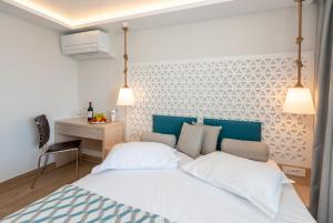 Postel nebo postele na pokoji v ubytování Triton Boutique Hotel