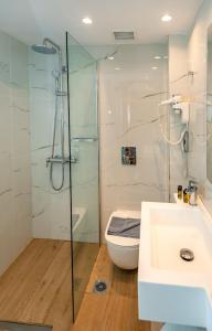 Koupelna v ubytování Triton Boutique Hotel