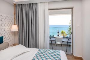 Postel nebo postele na pokoji v ubytování Triton Boutique Hotel