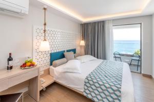 Postel nebo postele na pokoji v ubytování Triton Boutique Hotel