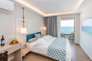 Postel nebo postele na pokoji v ubytování Triton Boutique Hotel