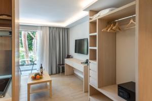 TV a/nebo společenská místnost v ubytování Triton Boutique Hotel