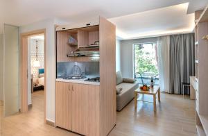 Kuchyň nebo kuchyňský kout v ubytování Triton Boutique Hotel