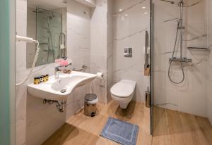 Koupelna v ubytování Triton Boutique Hotel