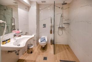 Koupelna v ubytování Triton Boutique Hotel