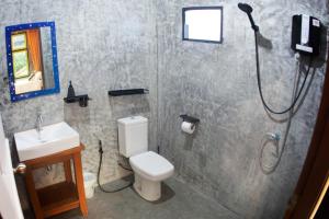 Kylpyhuone majoituspaikassa Tonmai Suites