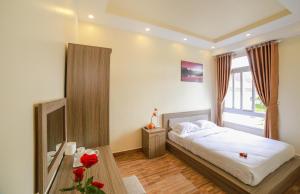 Postel nebo postele na pokoji v ubytování Nhật Nguyên Hotel