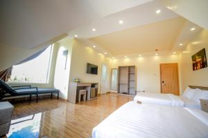 Postel nebo postele na pokoji v ubytování Nhật Nguyên Hotel