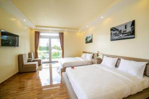 Postel nebo postele na pokoji v ubytování Nhật Nguyên Hotel